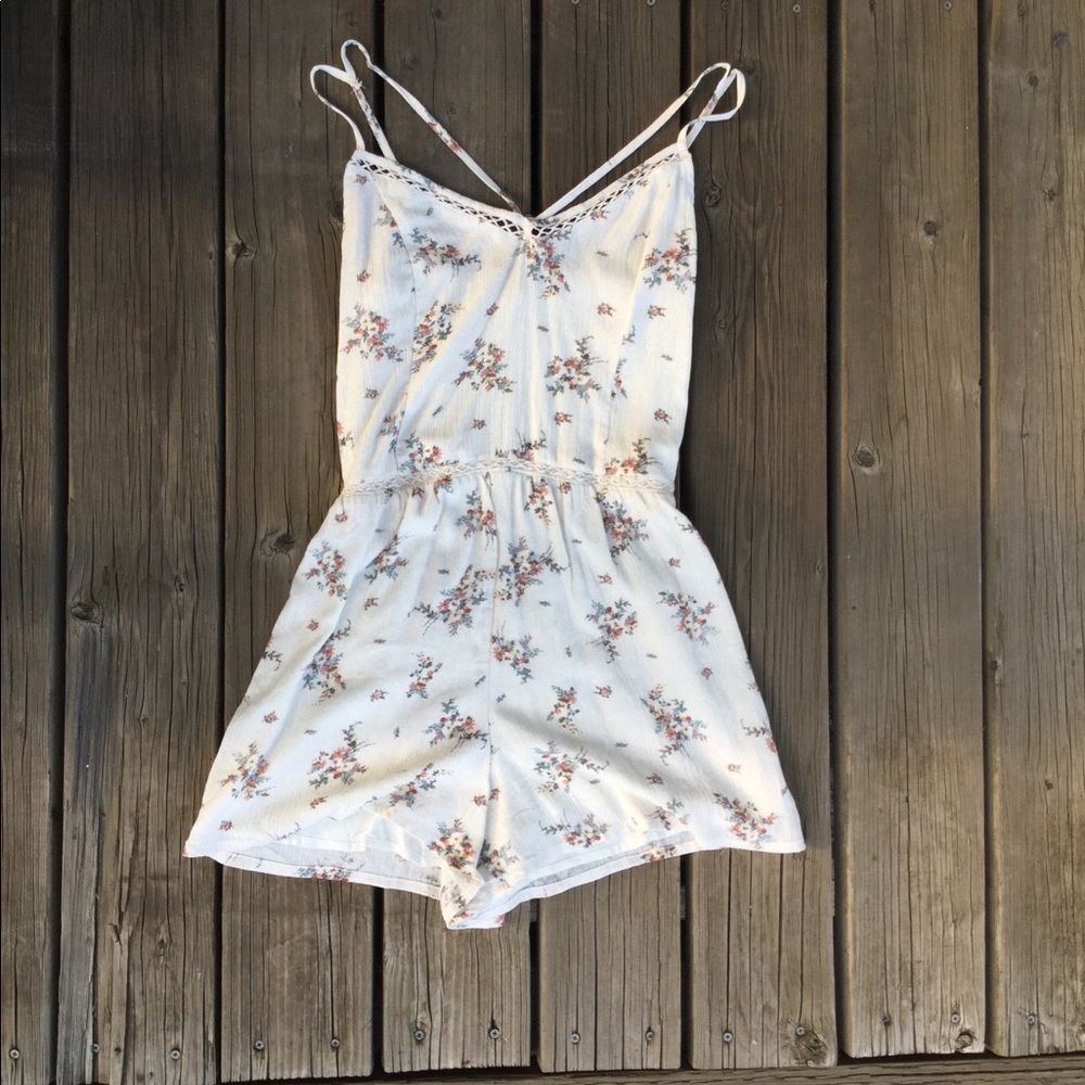FLORAL ROMPER WITH CRISSCROSS DETAILS